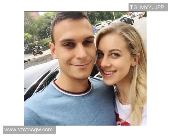 足球球星情侣甜蜜合影展现爱情与运动激情的完美融合 足球球星情侣甜蜜合影展现爱情与运动激情的完美融合