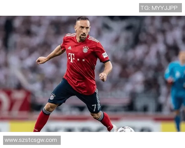 中分发型足球球星的绿茵传奇与魅力展现球场与时尚双重风采